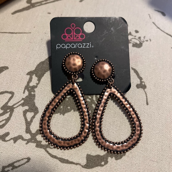 Pair of Clip on Paparazzi Earrings, 1 1/2 wide, 2 1/2 long. NWOT - Picture 3 of 5